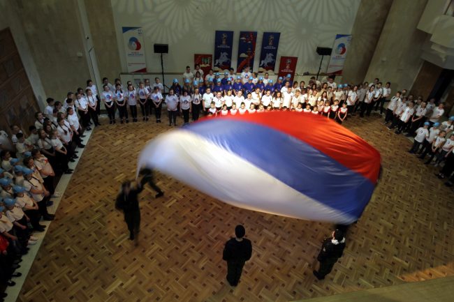 флэшмоб 100 дней до чемпионата мира по футболу аничков дворец дом творчества юных флаг России