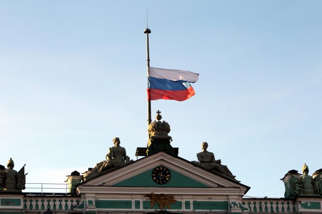 Эрмитаж траур по погибшим в Кемерово приспущенный флаг