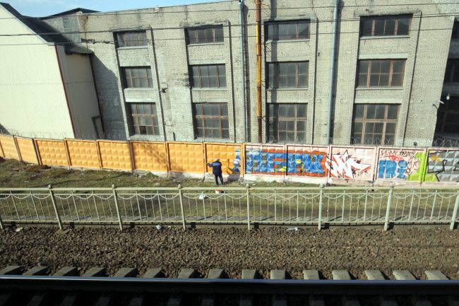 полоса отвода железной дороги граффити забор