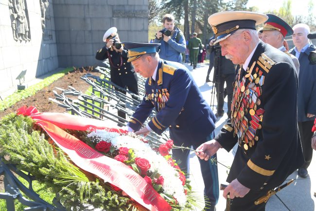 возложение цветов день победы пискаревское кладбище ветераны