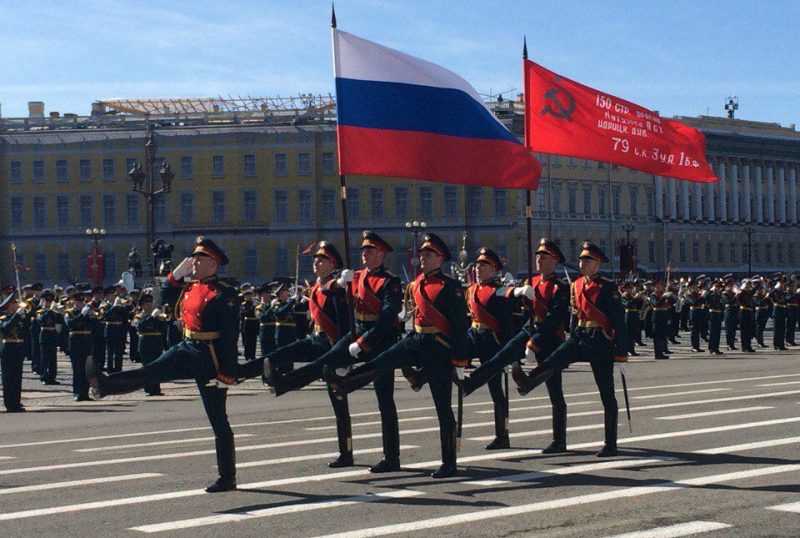 5LTJmBCJlYY парад на дворцовой день победы
