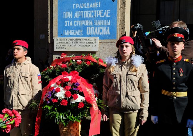 возложение цветов день победы при артобстреле эта сторона улицы невский 14 ветераны