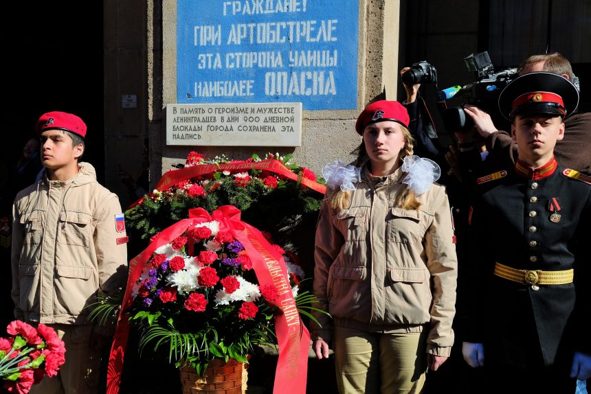 возложение цветов день победы при артобстреле эта сторона улицы невский 14 ветераны