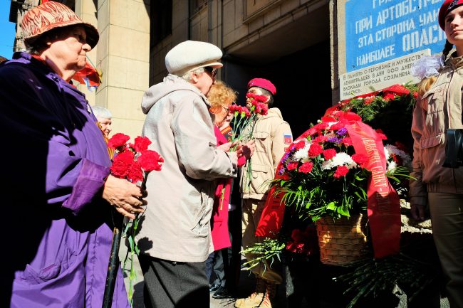 возложение цветов день победы при артобстреле эта сторона улицы невский 14 ветераны