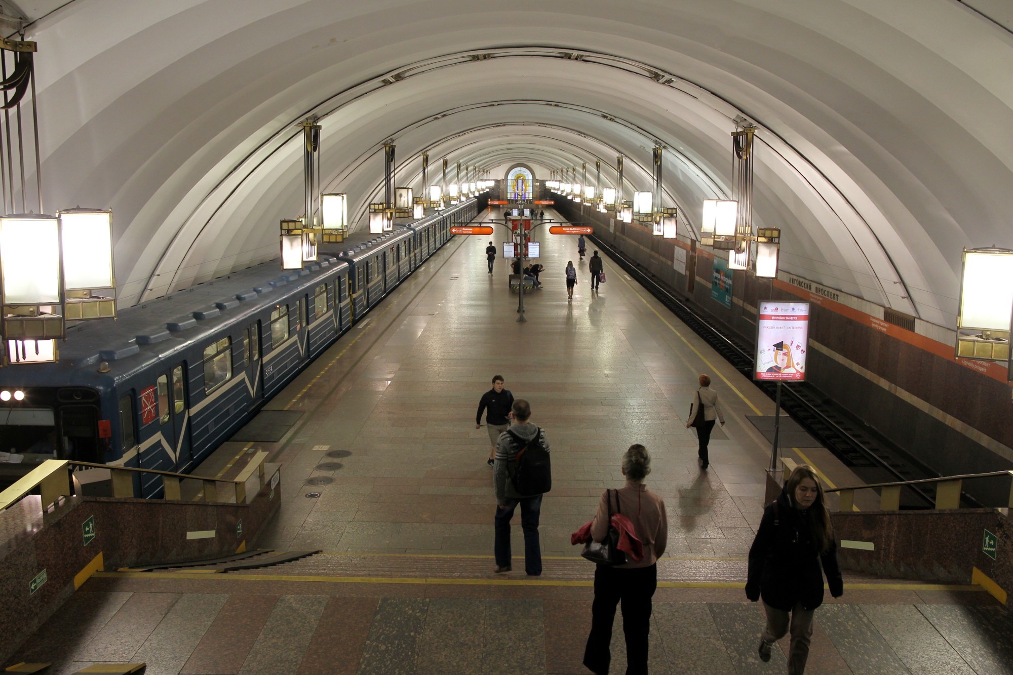 Закрытое метро. Оранжевая ветка Петербургского метро. Метро выезд на станцию. Выезд метрополитен. Выезд из метро.