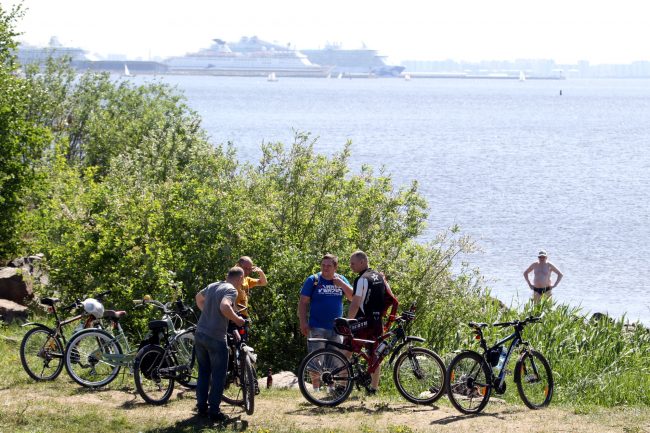 велосипедисты велопробег парк 300-летия Петербурга Финский залив