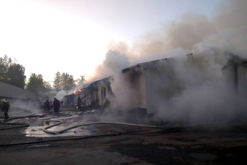 пожар на складе пиломатериалов в посёлке Песочный