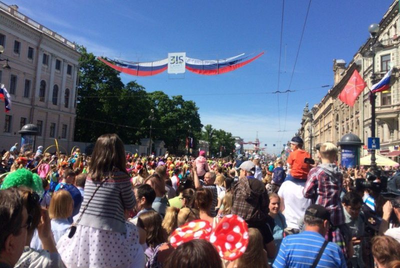 толпа невский проспект день города слоны хаос