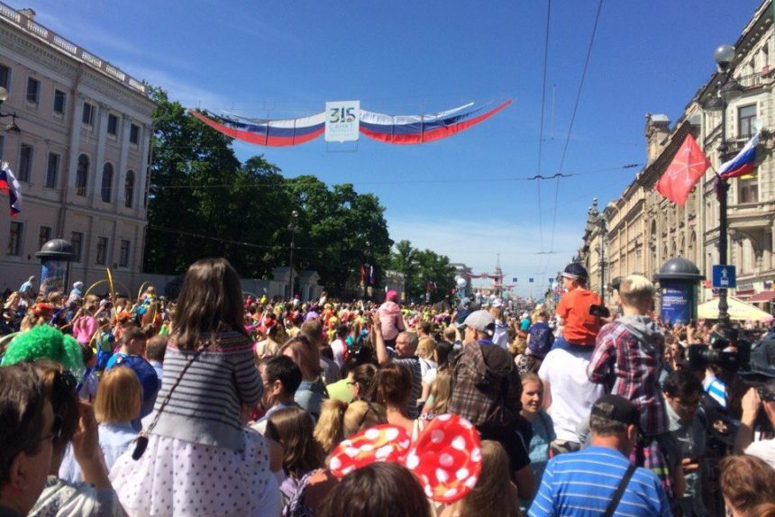 толпа невский проспект день города слоны хаос