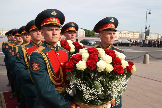 возложение цветов военные курсанты медный всадник день города
