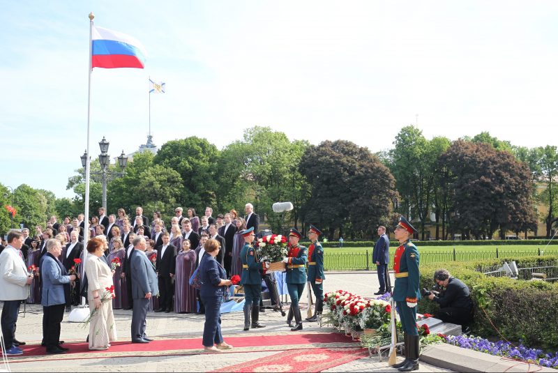 возложение цветов медный всадник день города