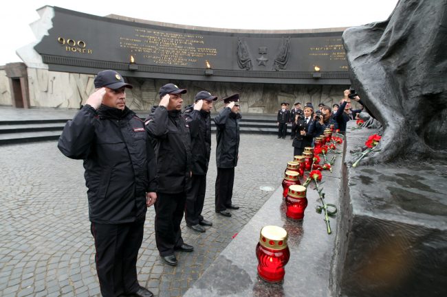 полиция ГУ МВД день памяти и скорби монумент героическим защитникам Ленинграда площадь Победы