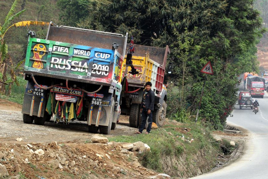 реклама Чемпионата мира по футболу ЧМ-2018 в Непале грузовики автомобили