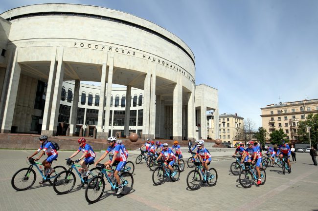велосипедисты велопробег Петербург - Владивосток РНБ Российская национальная библиотека