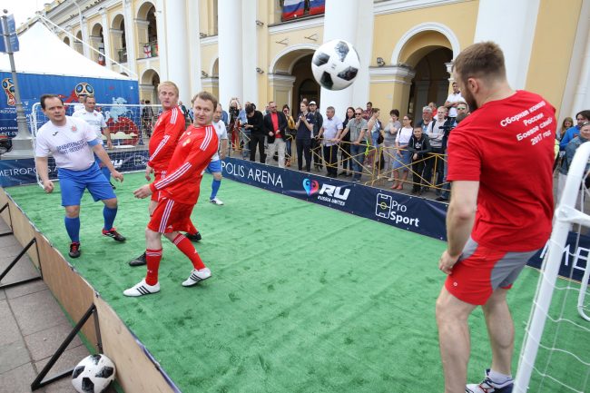 футбол матч между командой правительства и сборной болельщиков