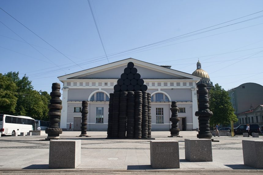 инсталляция из покрышек