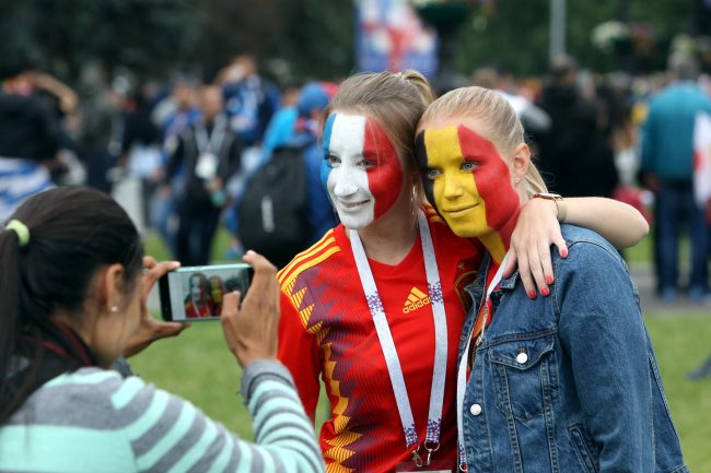 ЧМ-2018 футбол болельщики фанаты Франция Бельгия девушки смартфон