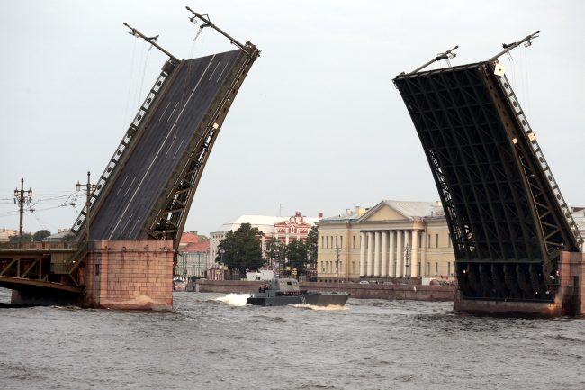 репетиция военно-морского парада военные корабли разведённый Дворцовый мост