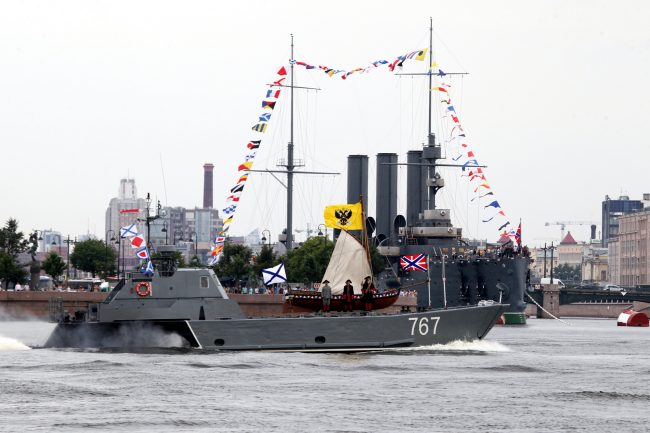 репетиция главного военно-морского парада день ВМФ корабли десантный катер ботик Петра Первого
