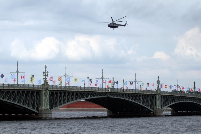 Троицкий мост вертолёт флаги день ВМФ