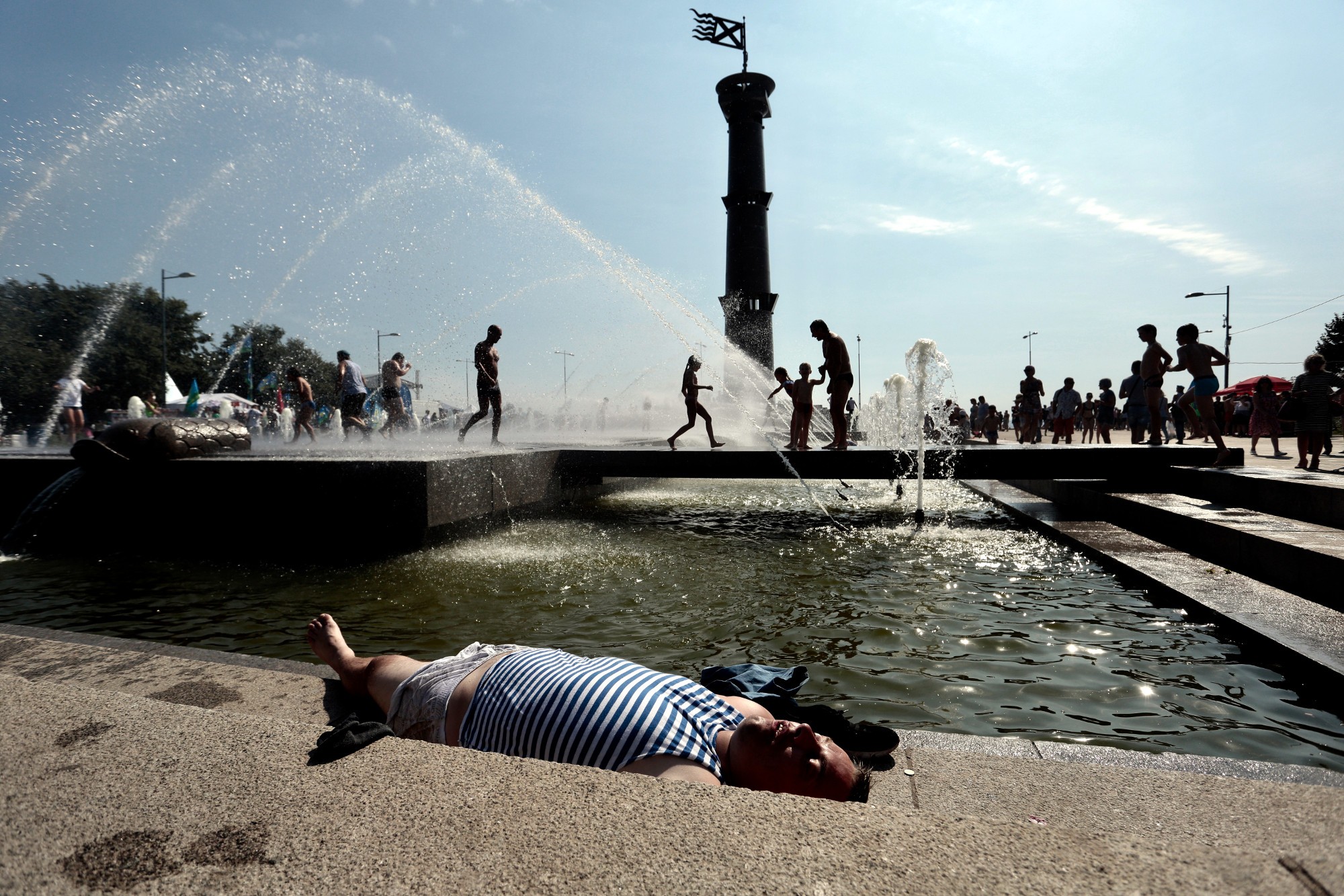 день ВДВ десантники парк 300-летия фонтан жара лето погода