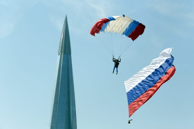 день ВДВ десантники прыжки с парашютом российский флаг Лахта-Центр