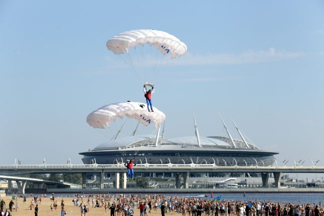 день ВДВ десантники прыжки с парашютом стадион на крестовском зенит-арена