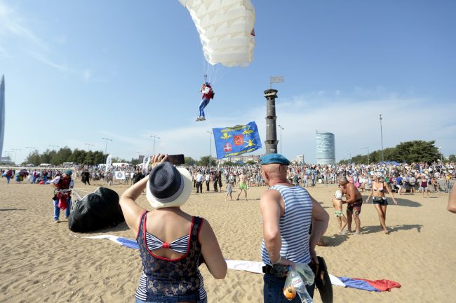 день ВДВ десантники прыжки с парашютом парк 300-летия