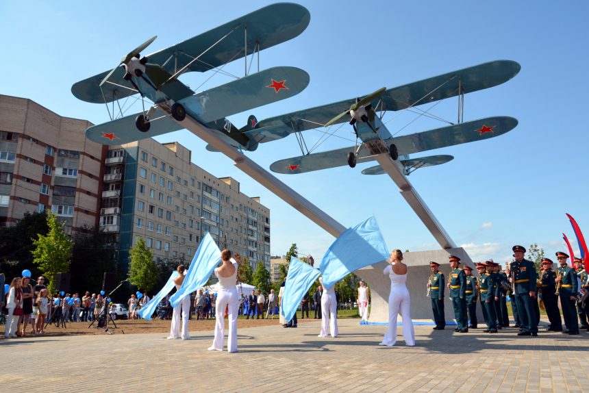 памятник самолёту У-2