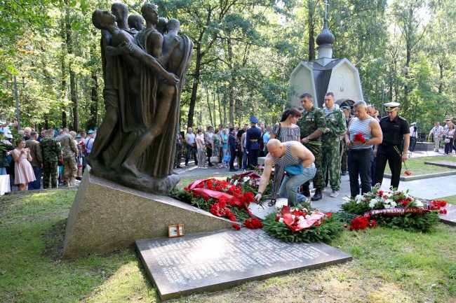день ВДВ Серафимовское кладбище памятник десантникам
