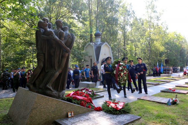 день ВДВ Серафимовское кладбище памятник десантникам