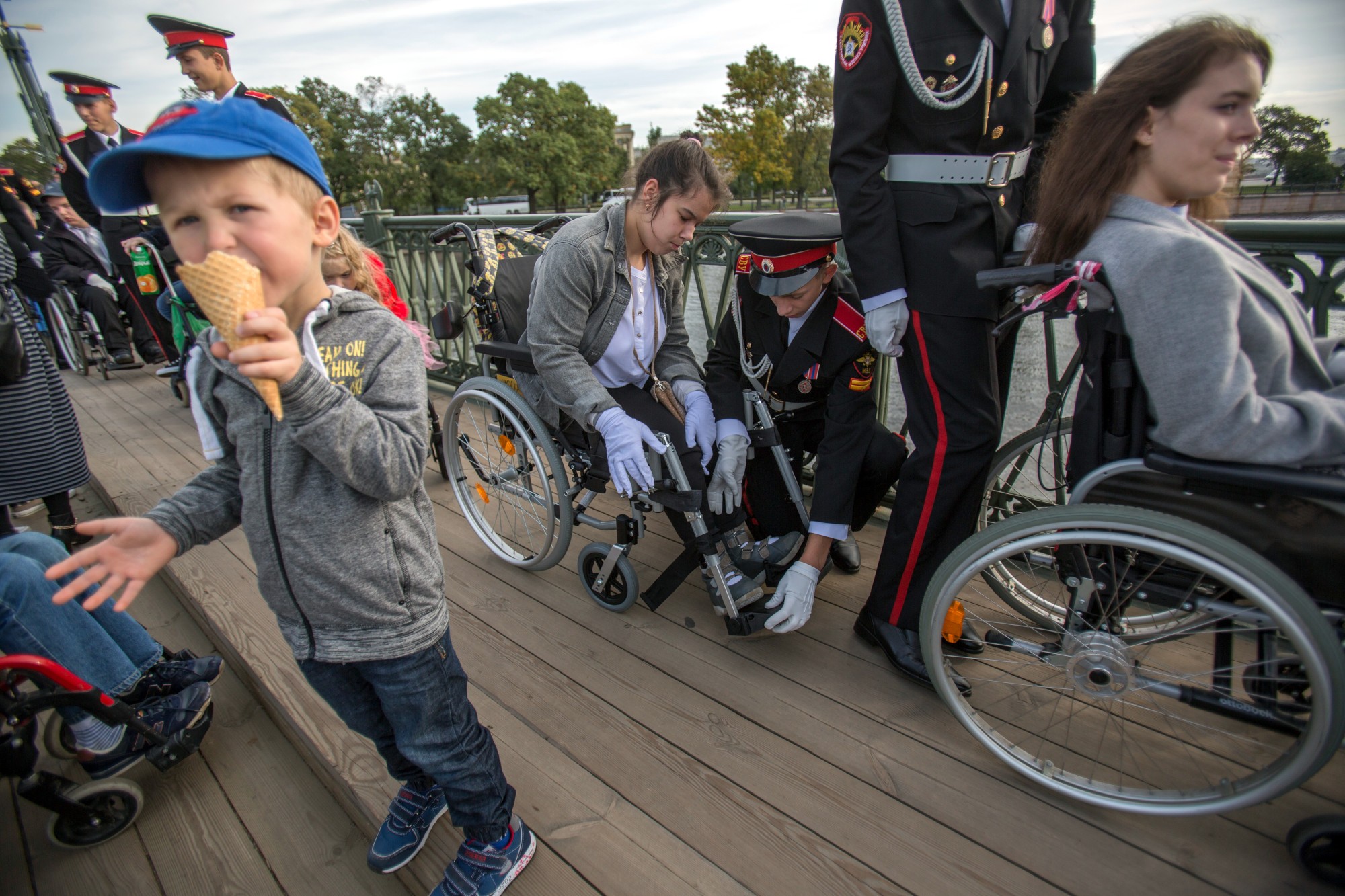 Сайты инвалидов спб. Польша дети с инвалидностью. Ребенок в инвалидной коляске. Коляска балу. Девочка инвалид из тик тока.