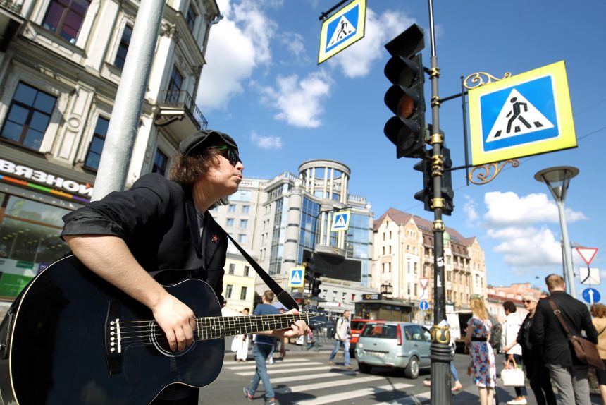 Глеб Колондо уличный музыкант