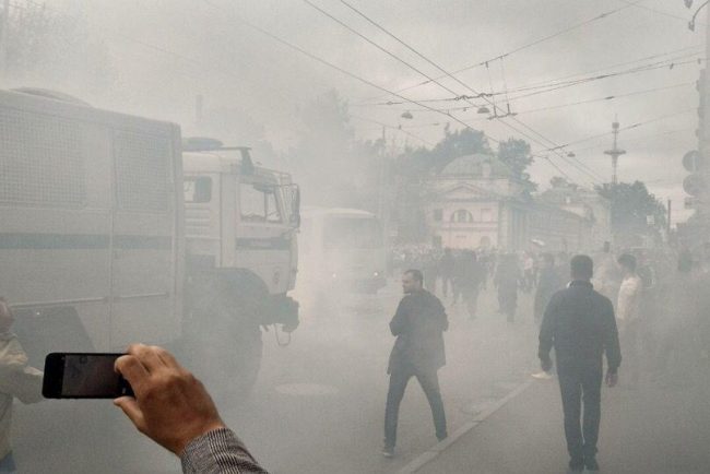 дым туман митинг дымовая шашка против пенсионной реформы навальный