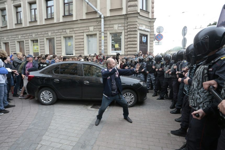 митинг акция протеста задержание задержания навальный против пенсионной реформы пенсионная реформа омон