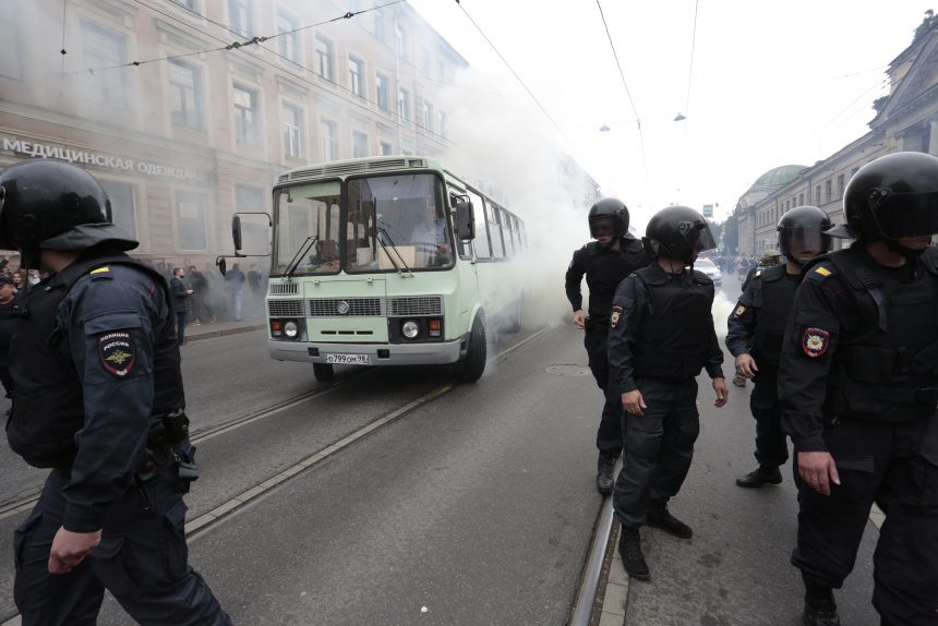 дым туман митинг дымовая шашка против пенсионной реформы навальный омон