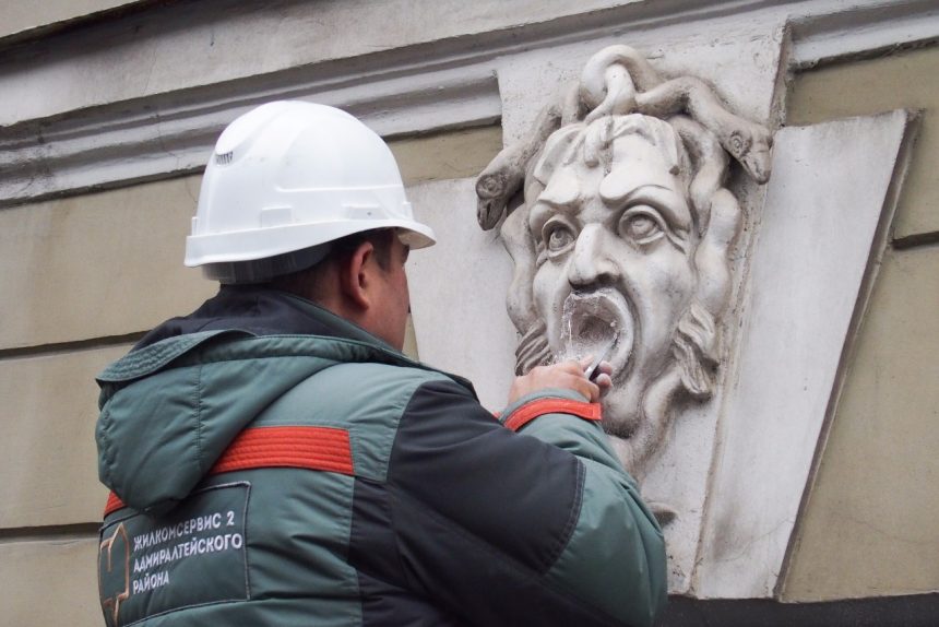 повреждение маскаронов на доме 37 по проспекту Римского-Корсакова вандализм культурное наследие