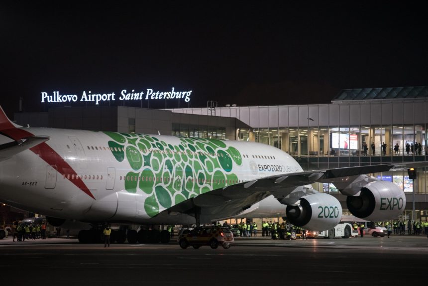 пассажирский самолёт лайнер Airbus A380 Emirates