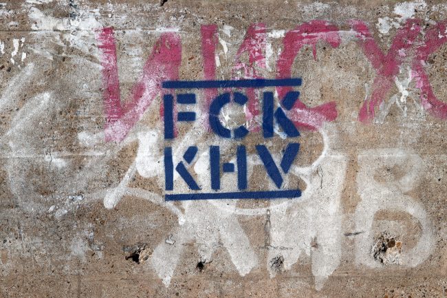 Владивосток надпись по трафарету против Хабаровска