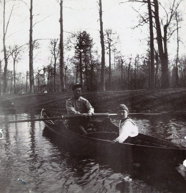 Николай II катает сына на лодке в Александровском парке. Царское село, 1913 год