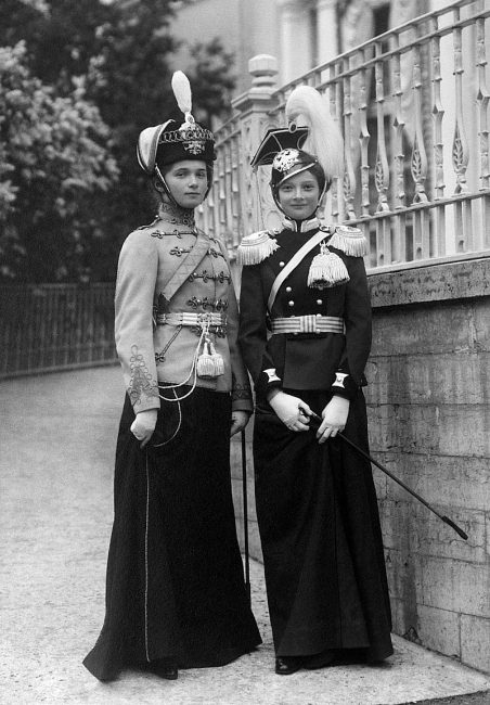 Великие княжны Ольгаи Татьяна в парадных мундирах своих подшефных полков 1910