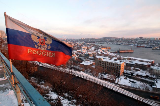 Владивосток бухта Золотой Рог корабли флаг России