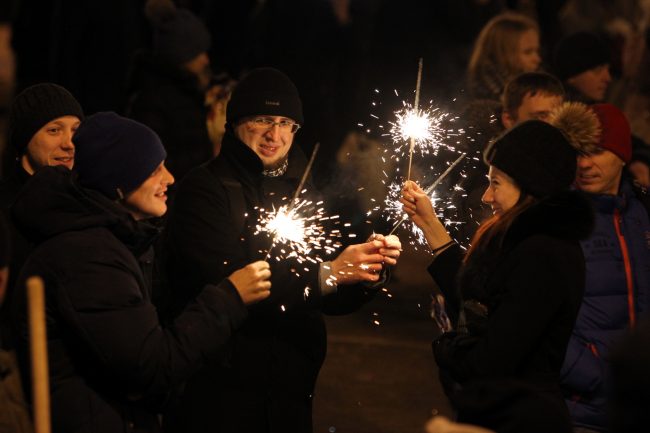новый год 2019 новогодние праздники бенгальские огни пиротехника