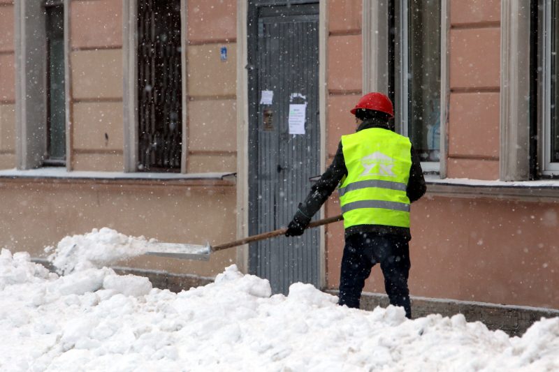 зимняя уборка снег дворник