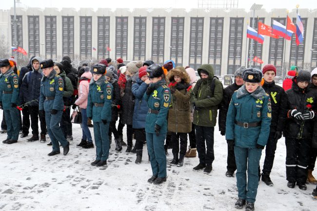 площадь Победы монумент героическим защитникам Ленинграда день снятия блокады курсанты МЧС