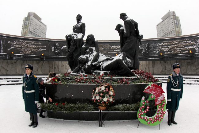 площадь Победы монумент героическим защитникам Ленинграда день снятия блокады