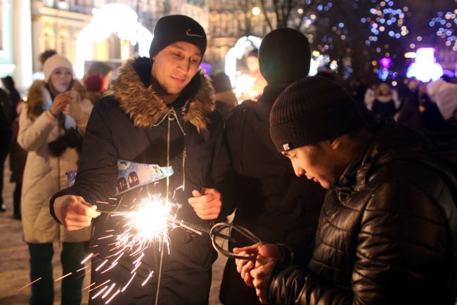 новый год 2019 новогодние праздники бенгальские огни пиротехника