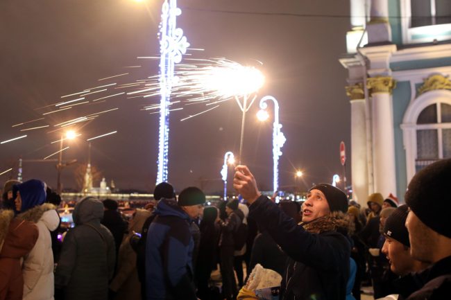 новый год 2019 новогодние праздники бенгальские огни пиротехника