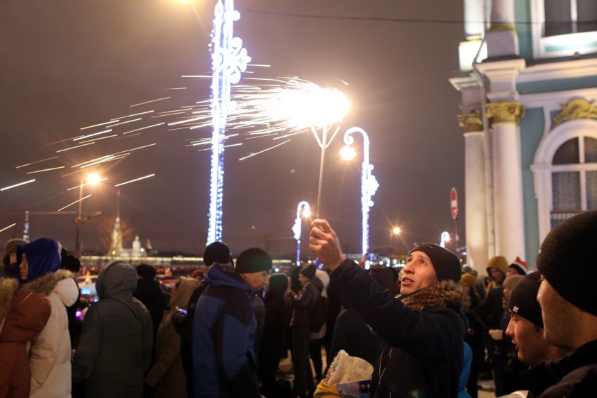 новый год 2019 новогодние праздники бенгальские огни пиротехника