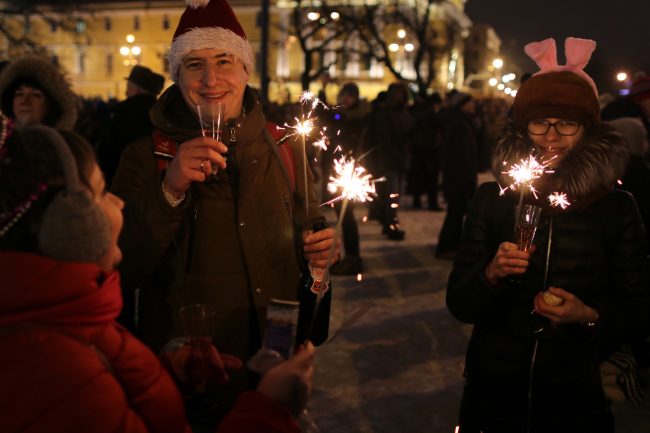 новый год 2019 новогодние праздники бенгальские огни пиротехника